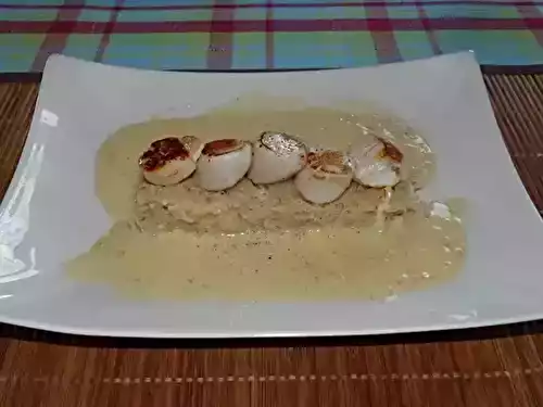 Saint-Jacques poêlées sur lit de choucroute et beurre blanc