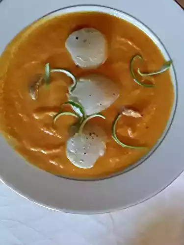 Saint-Jacques snackées au citron vert et velouté de butternut