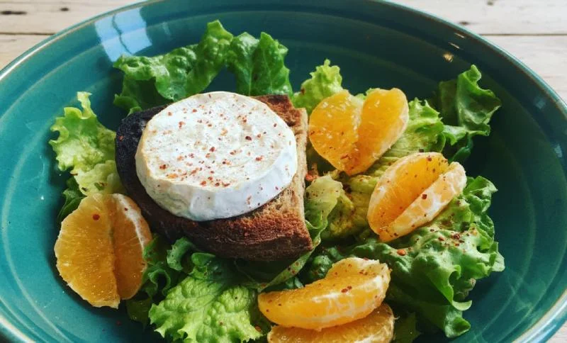 Salade au fromage de Rocamadour à la clémentine