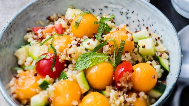 Salade au quinoa, melon, courgette,menthe et tomate