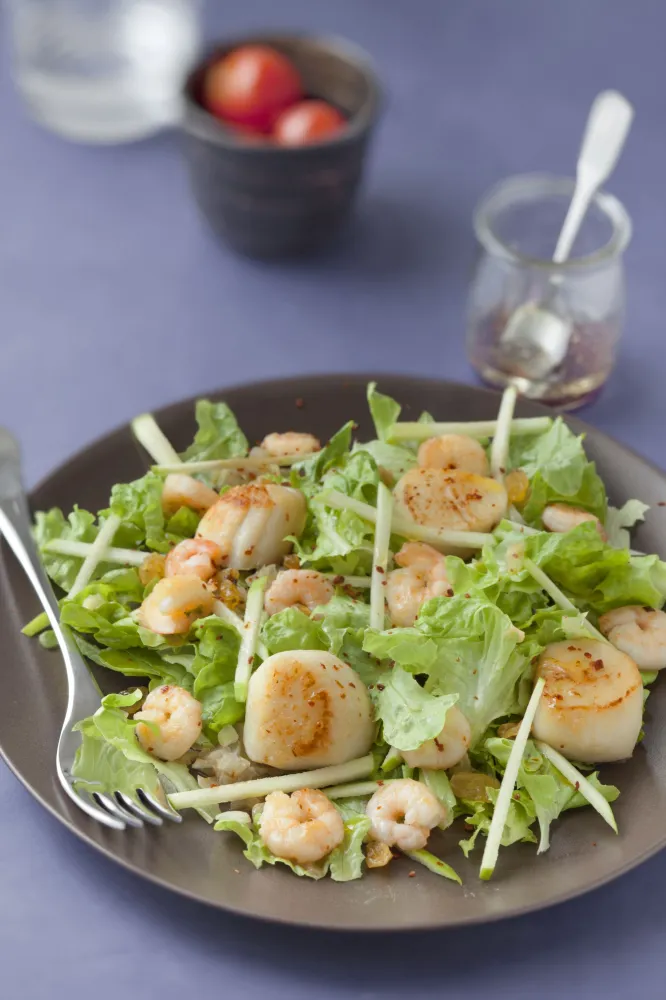 Salade aux noix de st jacques, crevettes et raisins