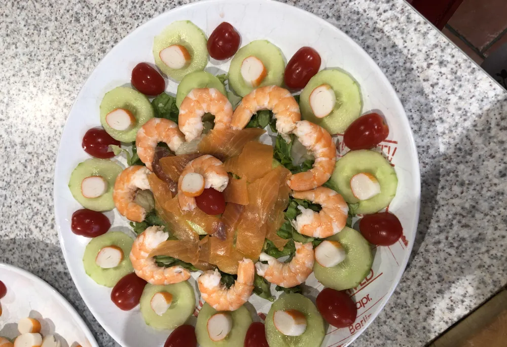 Salade de concombre, saumon-crevettes