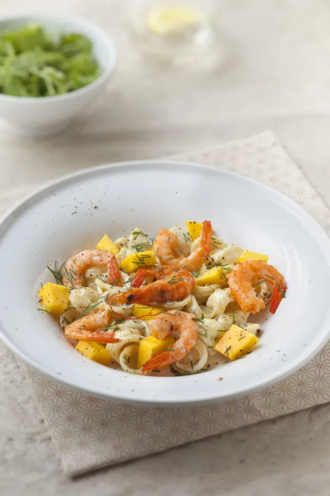 Salade de gambas fruitées, sauce curry