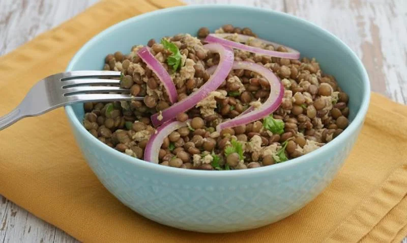 Salade piquante de lentilles au thon et oignons rouges