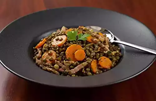 Salade savoureuse de lentilles aux carottes et lardons croustillants