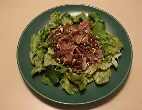 Salade verte et lentilles au jambon cru et chèvre