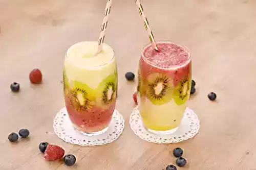Smoothie bicolore avec morceaux de fruits