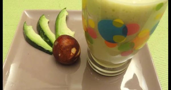 Smoothie mangue avocat et lait d'amande