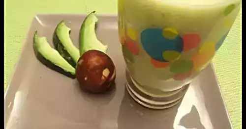 Smoothie mangue avocat et lait d'amande