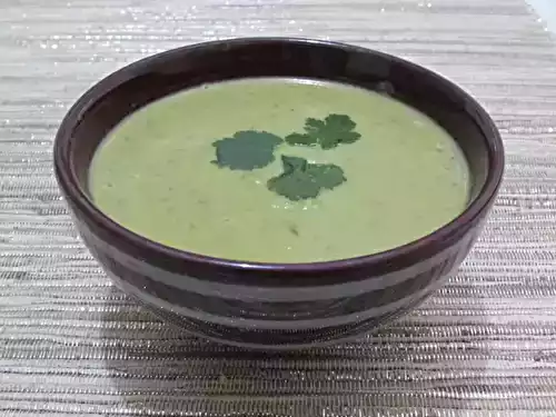 Soupe à la banane, au chou chinois et aux lentilles
