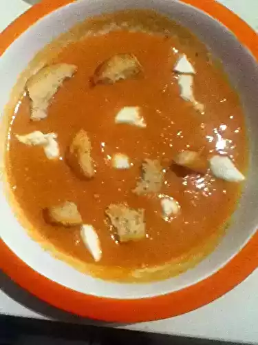 Soupe à la tomate et à la mozzarella