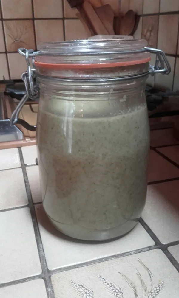 Soupe crémeuse aux fanes de radis et poudre de jambon