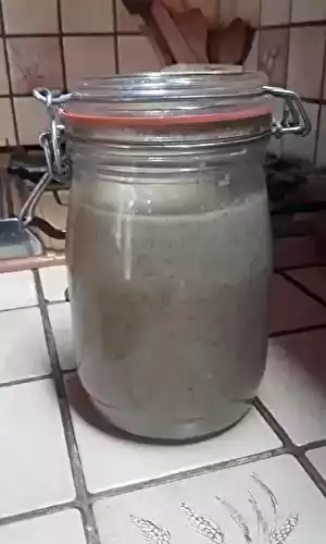 Soupe crémeuse aux fanes de radis et poudre de jambon