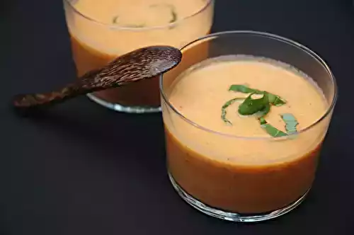 Soupe crémeuse de tomates aux herbes