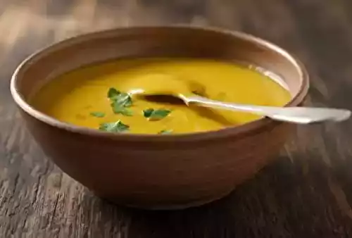 Soupe de lentilles corail au curry et lait de coco