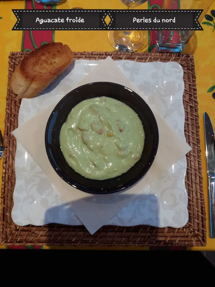 Soupe froide davocat aux crevettes