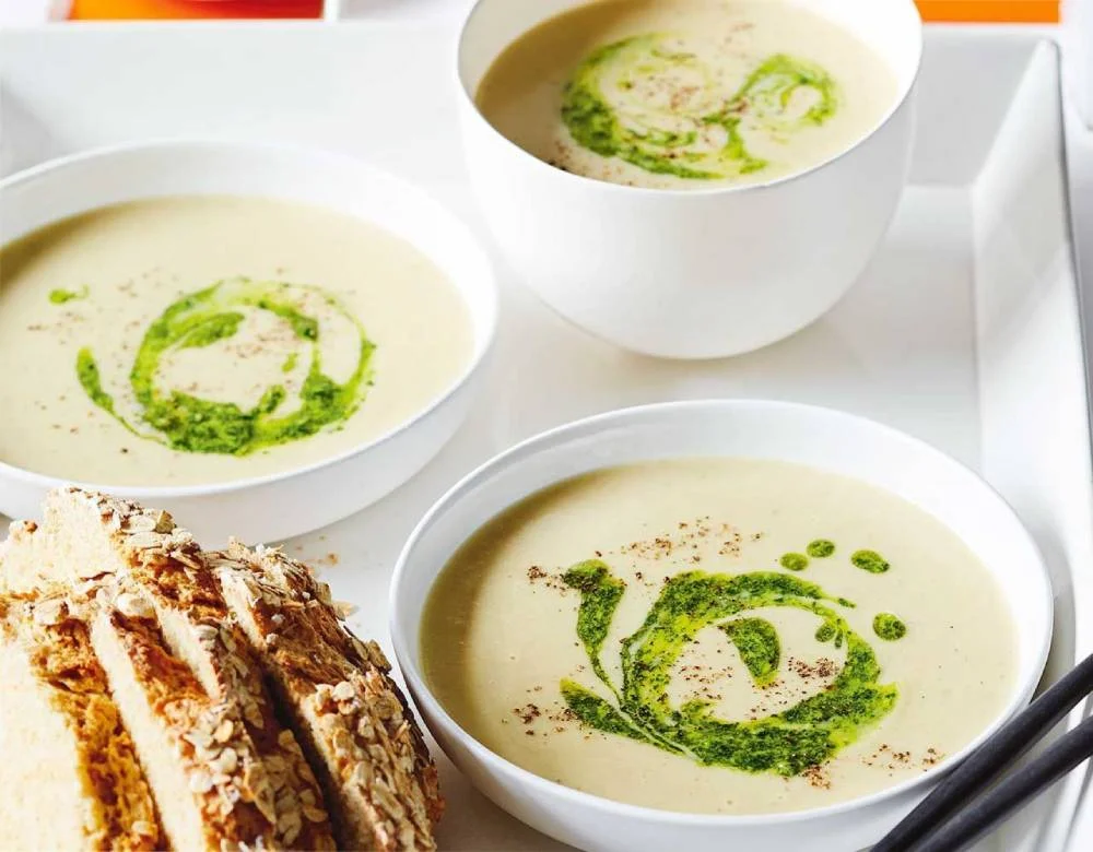Soupe repas de pommes de terre et de persil au pesto