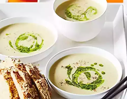 Soupe repas de pommes de terre et de persil au pesto