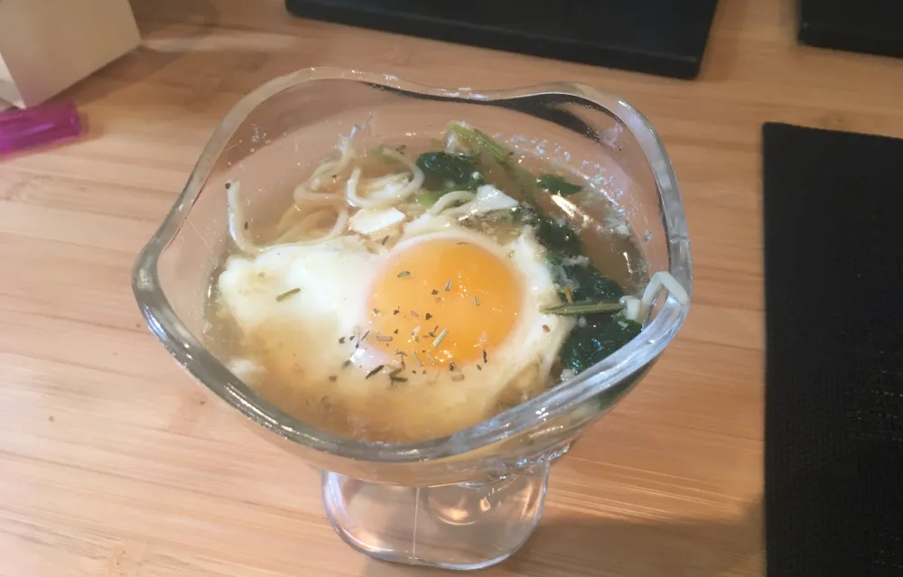 Soupe vietnamienne oeuf poché et salade