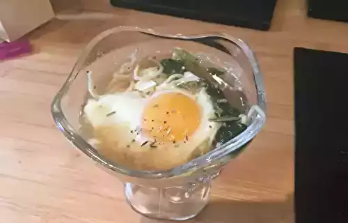 Soupe vietnamienne oeuf poché et salade