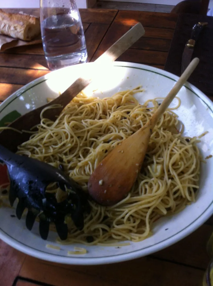 Spaghetti aux asperges, artichauts et pignons