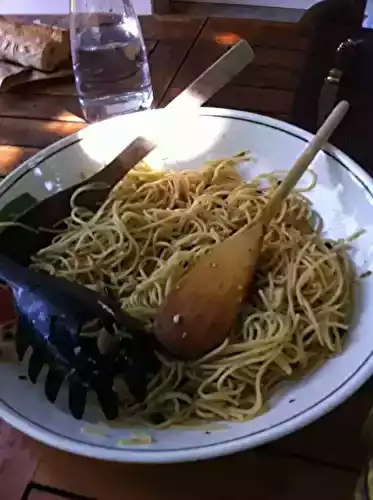 Spaghetti aux asperges, artichauts et pignons