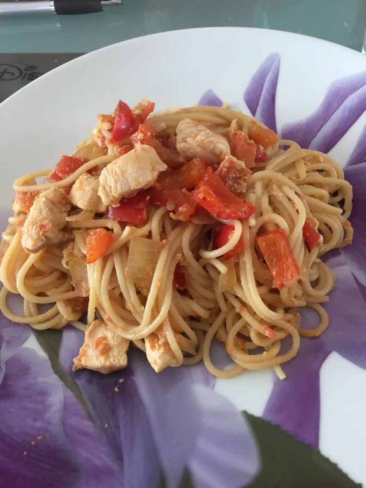 Spaghetti sautés aux poivrons et au poulet