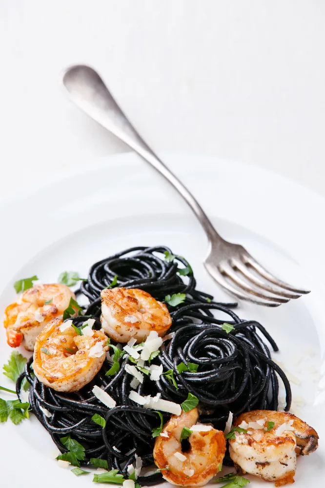 Tagliatelles à l'encre de seiche parfumées au gingembre et aux délices de la mer