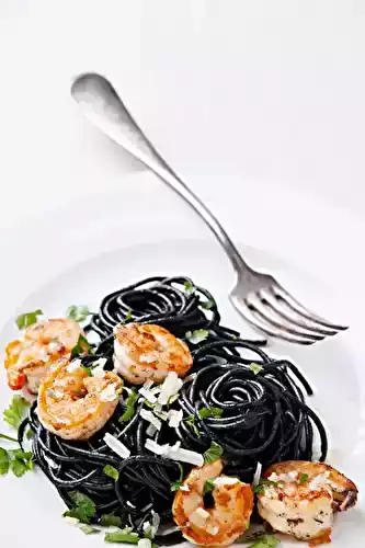 Tagliatelles à l'encre de seiche parfumées au gingembre et aux délices de la mer