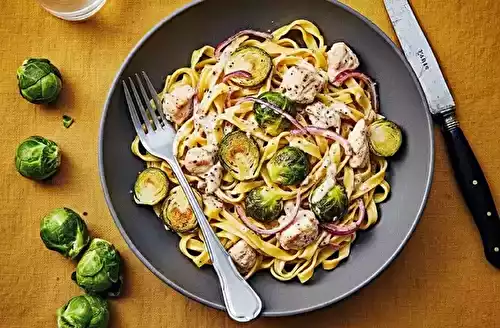 Tagliatelles au poulet, choux de Bruxelles et sauce légère
