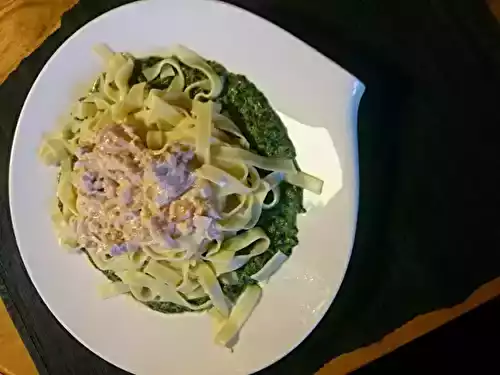 Tagliatelles au saumon et chèvre sur lit d'épinards