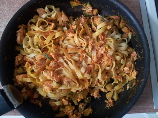 Tagliatelles au saumon frais, courgettes et tomates