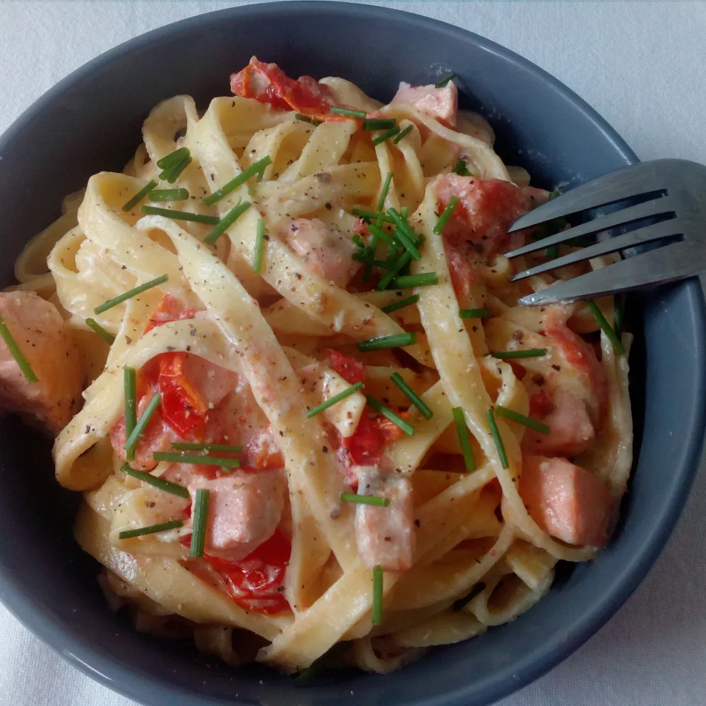 Tagliatelles au saumon, tomates et basilic
