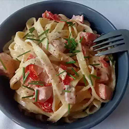 Tagliatelles au saumon, tomates et basilic