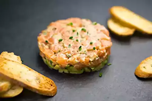 Tartare de saumon fumé à l'avocat et aux baies roses