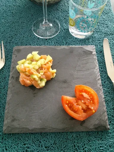 Tartare de saumon fumé et concombre à ma façon