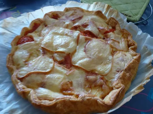 Tarte à la raclette, tomates, oignons