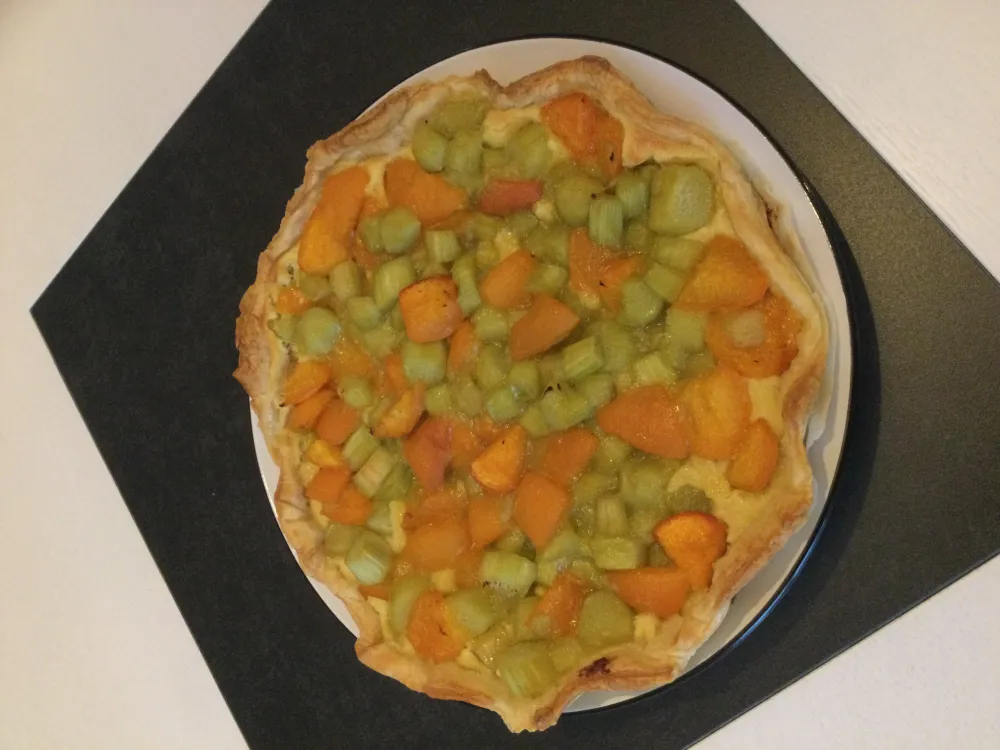 Tarte à la rhubarbe et abricots sur lit d'amande