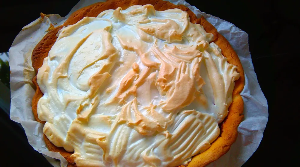 Tarte au chocolat croquant et cerises meringuée