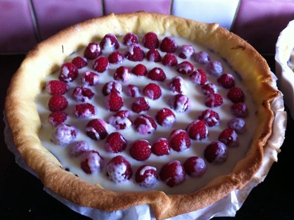 Tarte aux chocolats blanc et noir et ses framboises