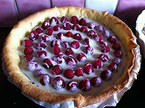 Tarte aux chocolats blanc et noir et ses framboises