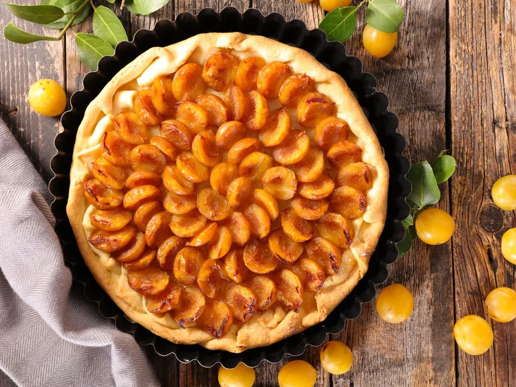 Tarte aux mirabelles et à la confiture d'abricots