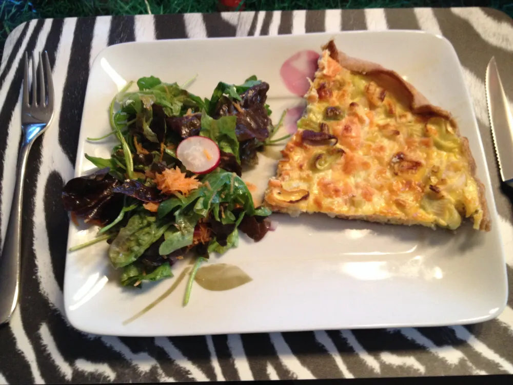 Tarte aux poireaux, saumon et crevettes