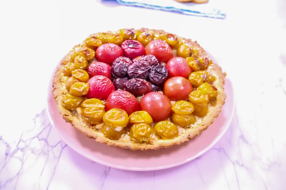 Tarte aux prunes et aux noisettes