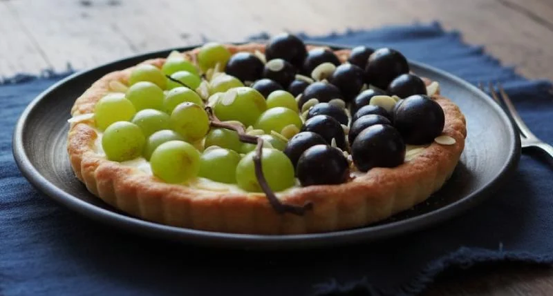 Tarte aux raisins bicolores à la crème pâtissière maison