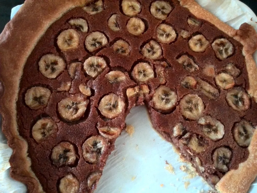 Tarte banane et chocolat, délicatement parfumée à la noix de coco