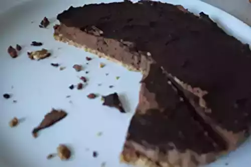 Tarte mousseuse et craquante au chocolat sans cuisson
