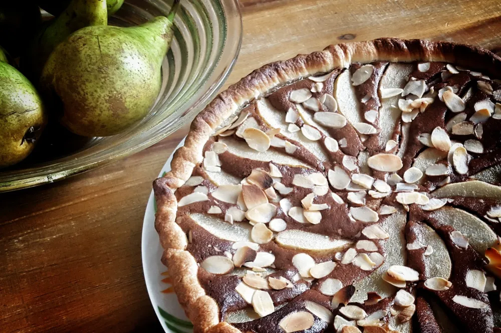 Tarte poires, chocolat, amandes et pralin