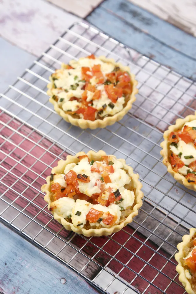 Tartelette au chèvre sur compotée d'oignons