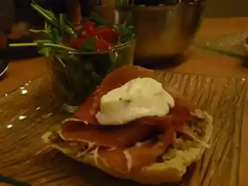 Tartine aux olives, jambon cru et chèvre